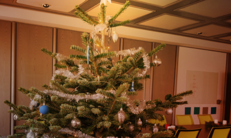 Zwei Praktikanten gemeinsam am PC